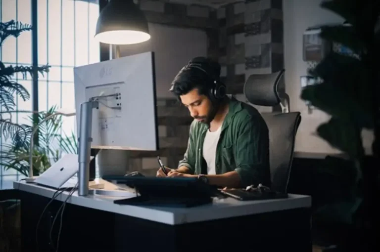Beyond the Desk: Integrating Fitness into Work-Life Remote Desk Job